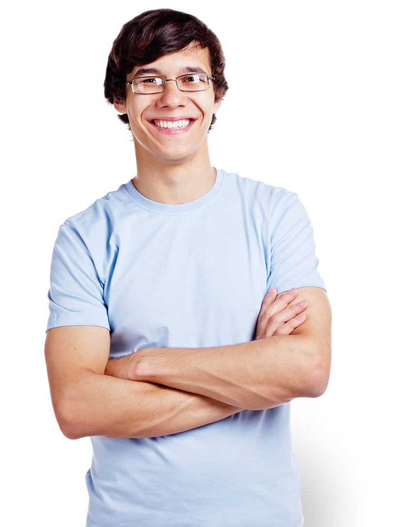 Lächelnder, junger Mann mit verschränkten Armen, brauen Haaren und einem hellblauen T-Shirt.