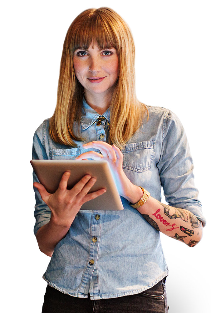Junge Frau mit mittelblonden, langen Haaren mit einem Tablet in der Hand. Sie trägt ein Jeanshemd. Auf dem linken Unterarm sind Tattoos zu sehen.